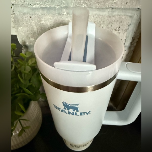 🆕 Stanley 30oz Quencher H2.0 Tumbler in Glacier - Picture 4 of 10